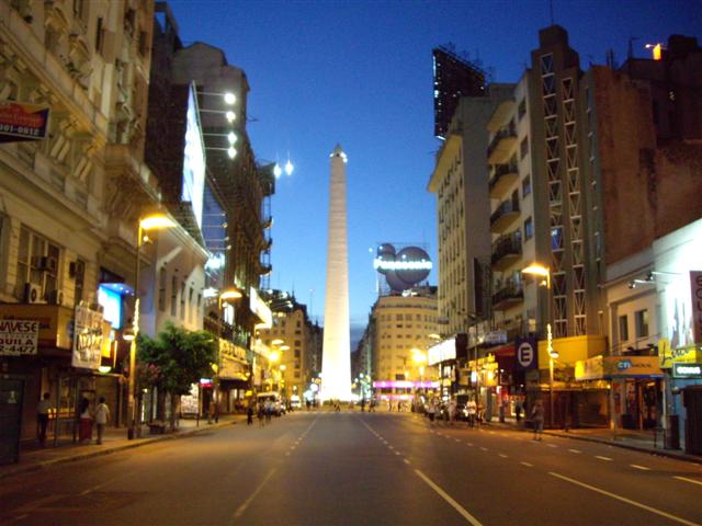 Het symbool van BsAs: de obelisk op de avenida 9 de julio